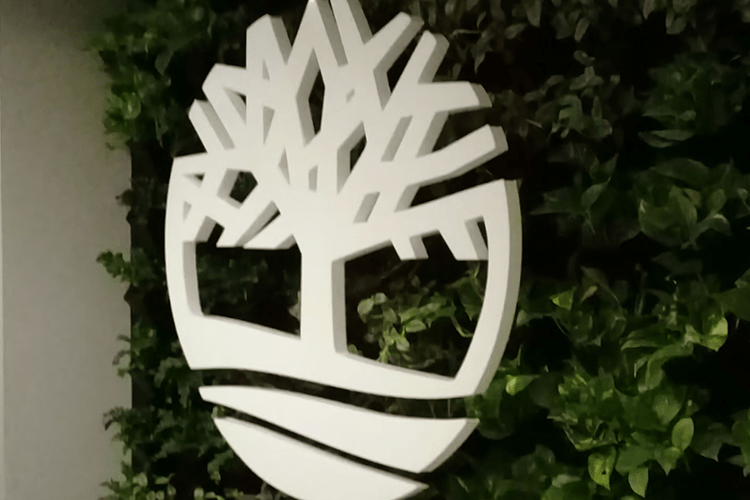 Fartu. Casos de éxito Showroom Timberland. Logo en corte router.