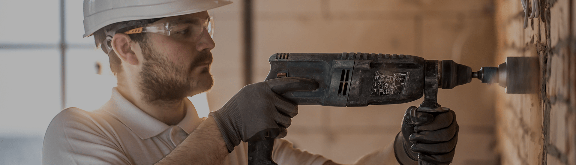 Fartu. Construcción. Hombre trabajando en construcción 1920x550