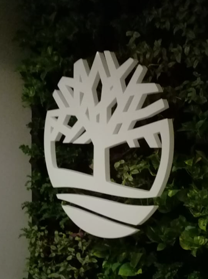 Fartu. Caso de éxito Showroom Timberland. Logo en corte router.