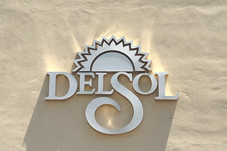 Fartu. Caso de éxito Almacenes del sol. Logo en corte router.